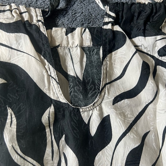 Manuhealii Black and White Tropical Blouse - Picture 6 of 8